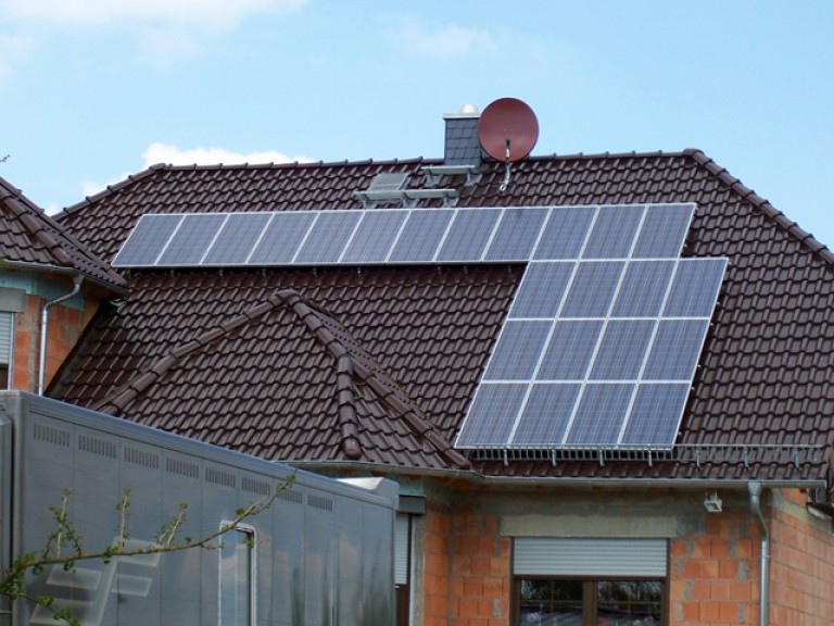 Fertige PV-Installation auf einem Ziegeldach